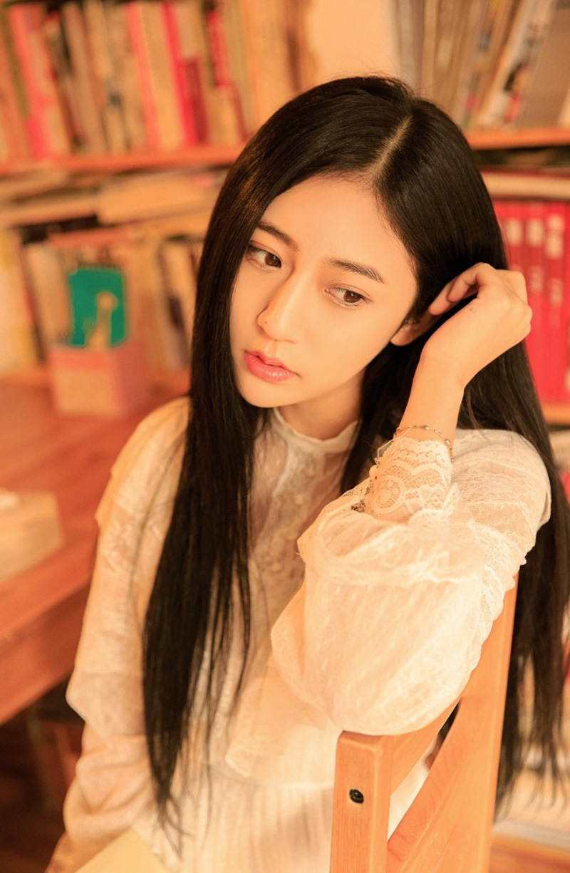 长发美女_长发美女梳拖地长发_屋内凉席上的黑丝长发美女