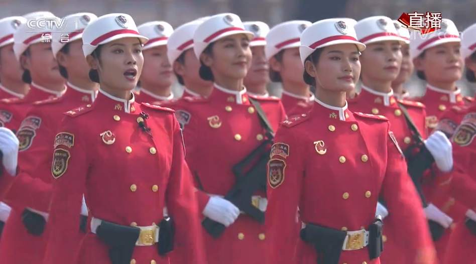阅兵第一夫人：优雅风采展现！