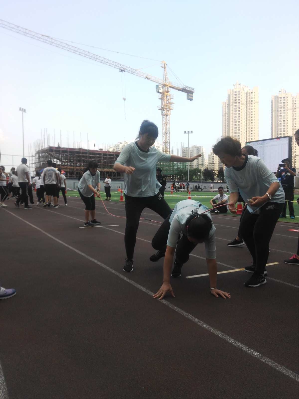 两人绑腿游戏规则_两人绑腿游戏怎么走最好_两人绑腿游戏