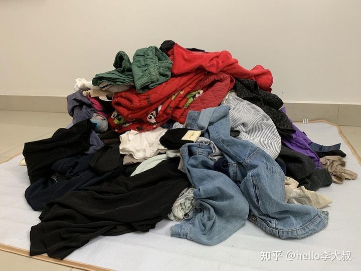 妈妈的房间简直是个迷宫，每次进去都像闯入了一个未知的世界