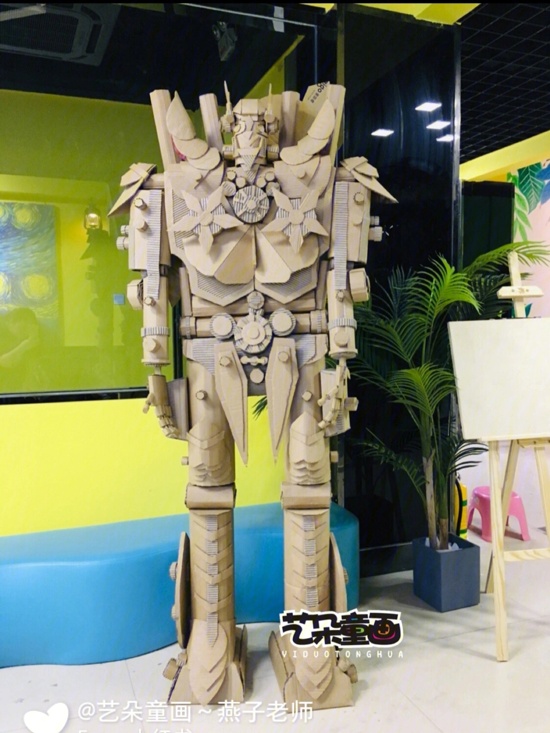 废纸箱变机器人演出服，超离奇！