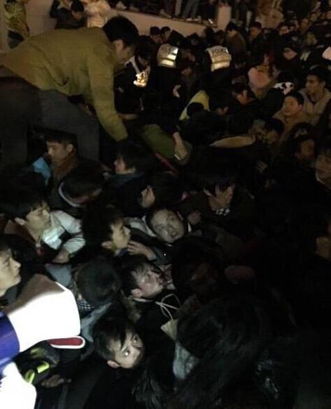 广州地铁踩踏，城市巨龙穿梭
