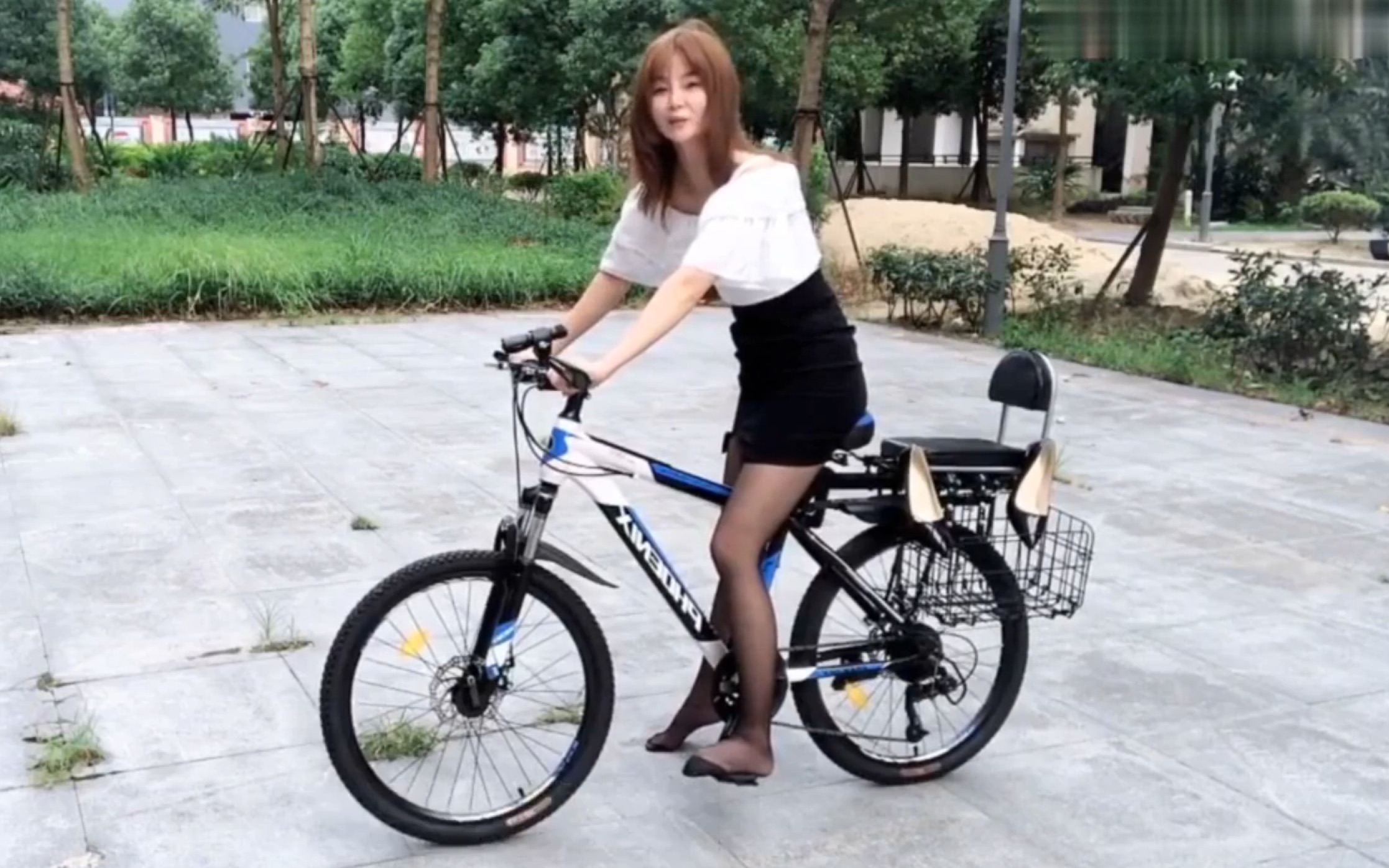 黑丝美女诱惑_黑丝美女性感视频_黑丝美女 自行车