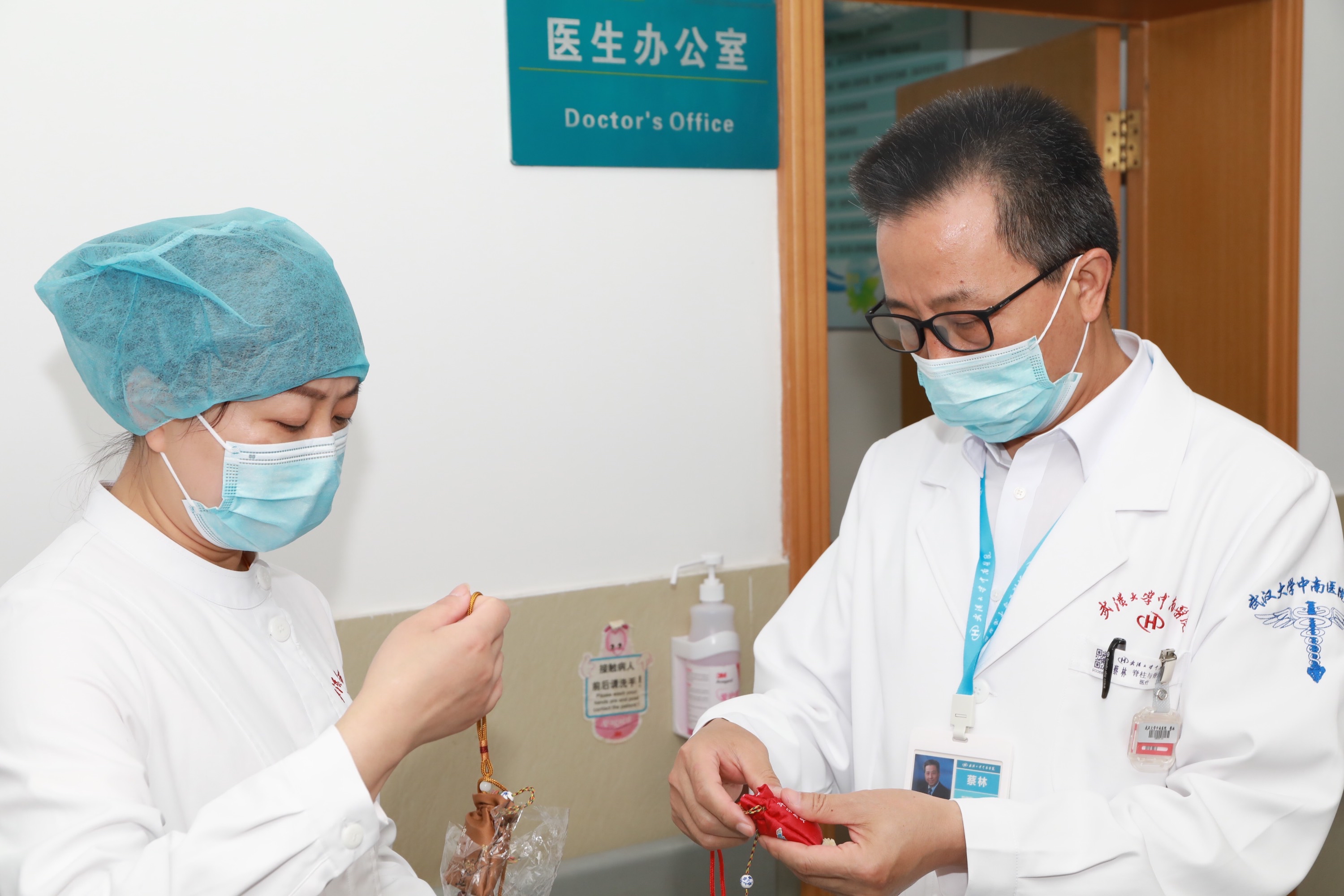 偷吻小护士_偷吻护士游戏_偷吻小男生