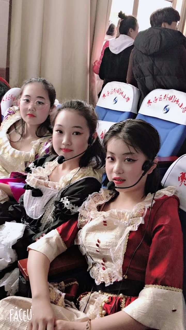 脱美女胸罩内裤小游戏_美女内裤被脱尴尬视频_美女脱了内裤给男生摸游戏