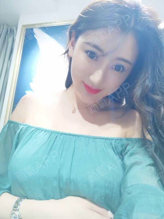 美女大胸奶子_摸一丝不挂美女老师的奶子视屏_美女奶子