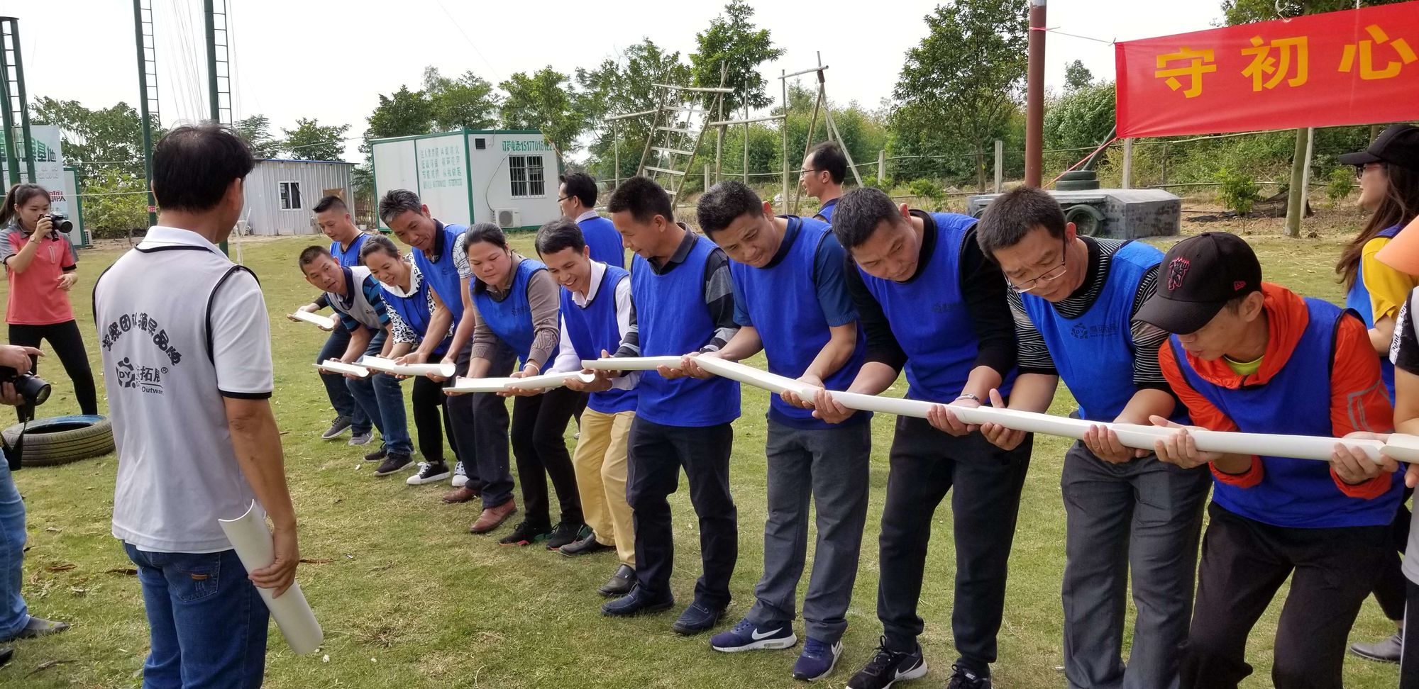 体育游戏小兔赛跑的中班教案_体育小游戏_体育游戏小鱼游啊游教案