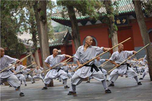 独步武林：少林棍舞，展现身姿