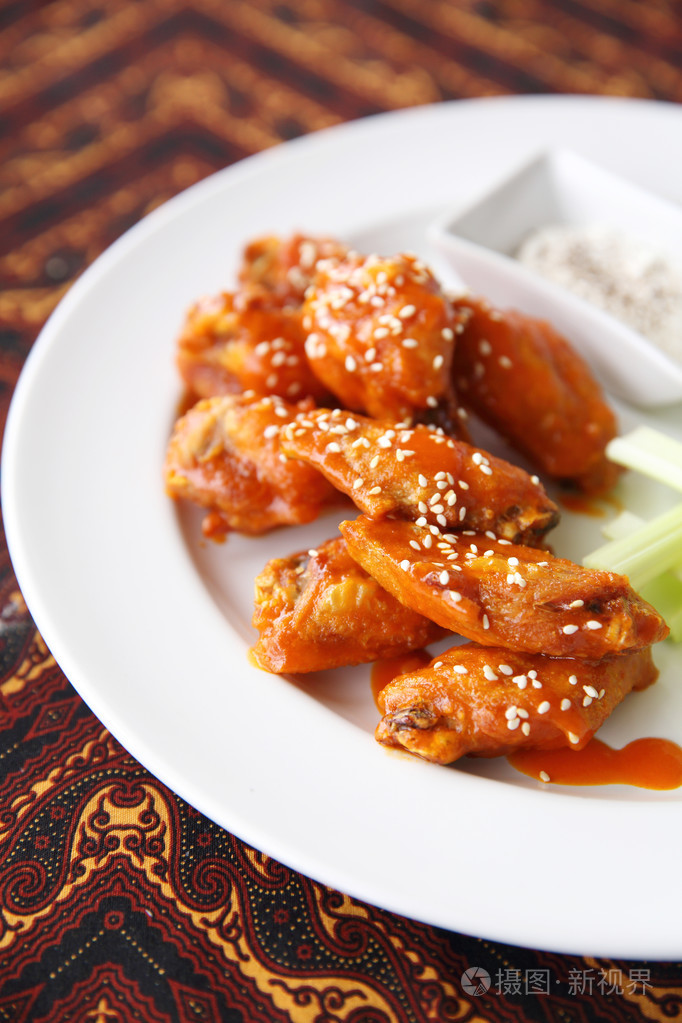 老爹鸡翅店：香辣鸡翅，鲜嫩多汁，满足你的味蕾