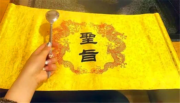 皇帝的新衣什么意思_皇帝的新衣什么意思_皇帝的新衣什么意思