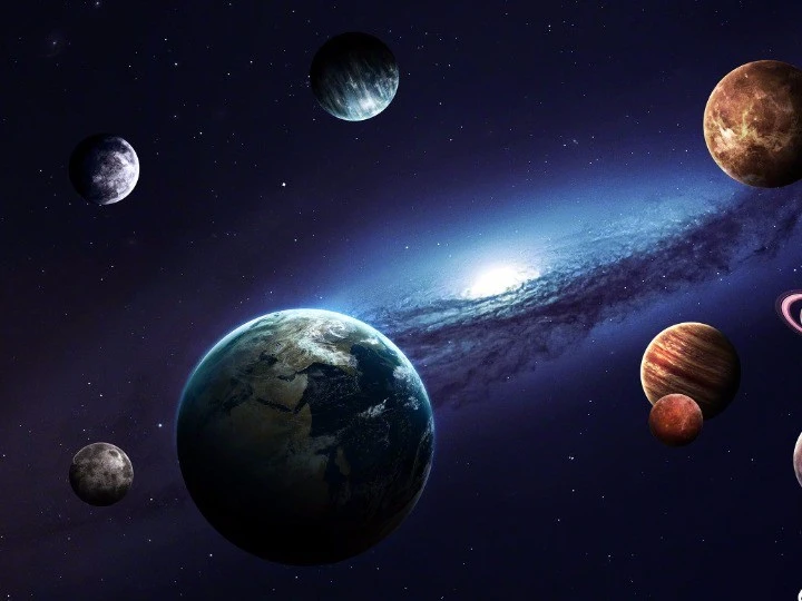浩瀚宇宙中的小卫星
