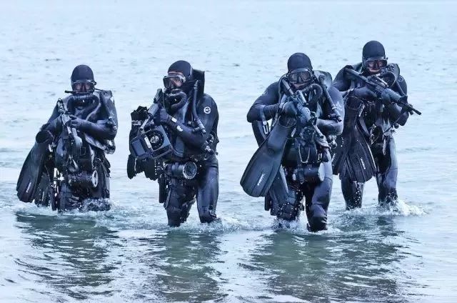 多人突击队游戏下载手机版_突击队1游戏_突击队下载无限金币
