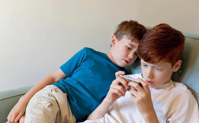 抓男孩玩打手机游戏违法吗_玩手机的小男孩_7岁男孩玩手机打游戏被抓