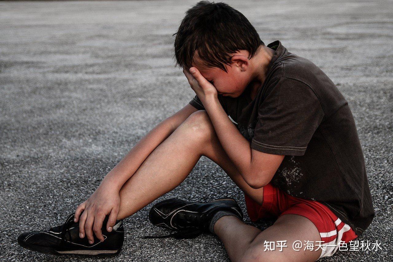 抓男孩玩打手机游戏违法吗_玩手机的小男孩_7岁男孩玩手机打游戏被抓