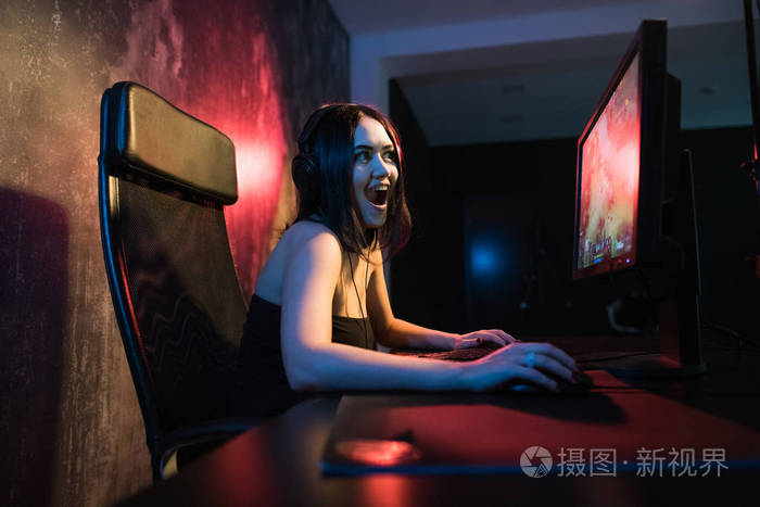 电脑打游戏手机直播可以吗-校长支招：电脑游戏VS手机直播，哪