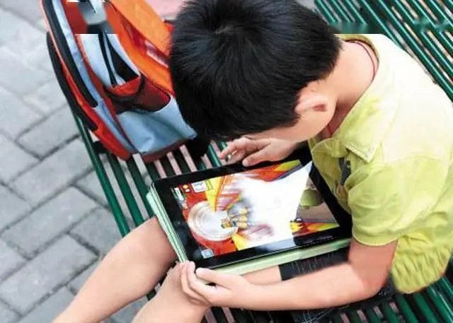 2岁宝宝玩手机打游戏_宝宝玩打手机游戏的危害_小孩打手机游戏危害