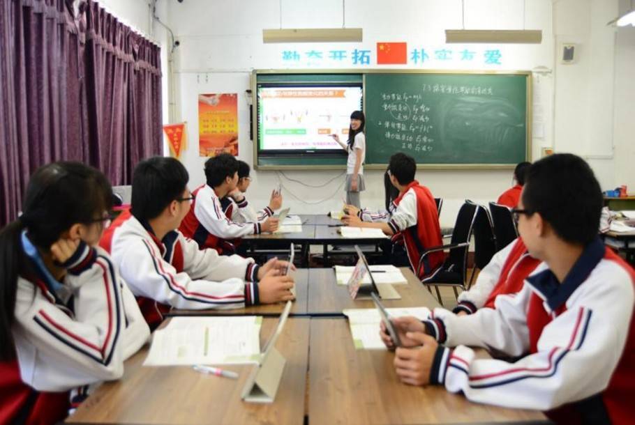 高中生手机模拟器游戏_高中模拟器小游戏_高中生模拟器中文下载2020