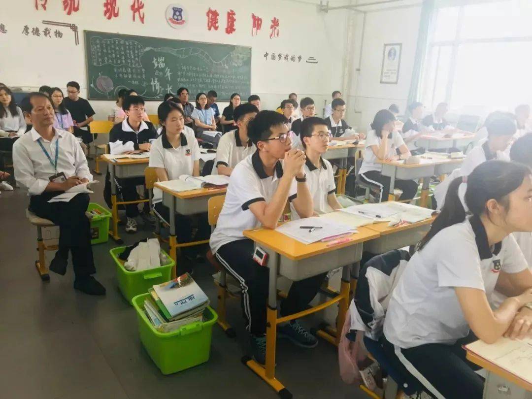 高中生模拟器中文下载2020_高中模拟器小游戏_高中生手机模拟器游戏
