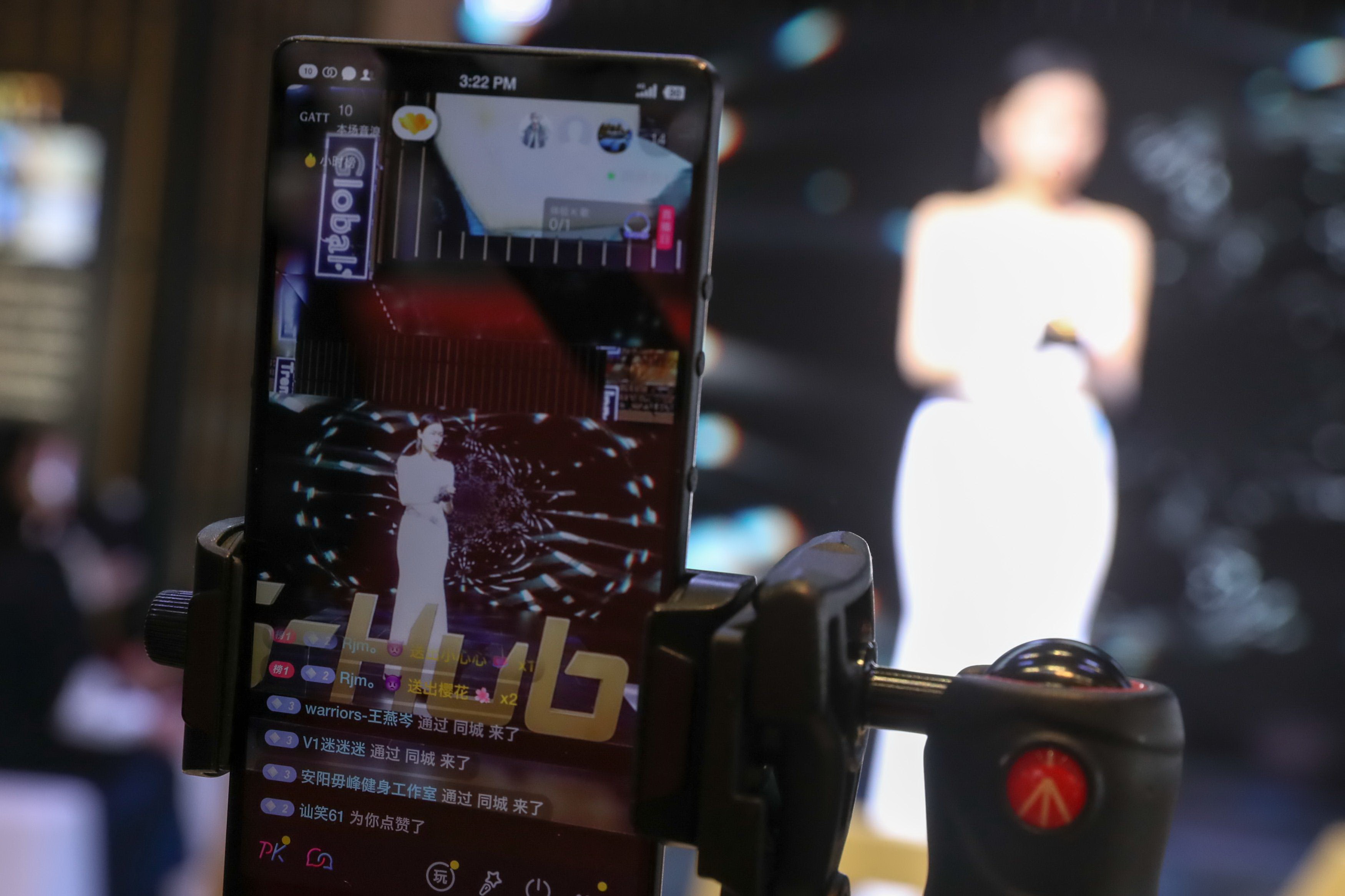当主播用手机玩游戏怎么样-成为顶级主播的秘诀：选对游戏、提升