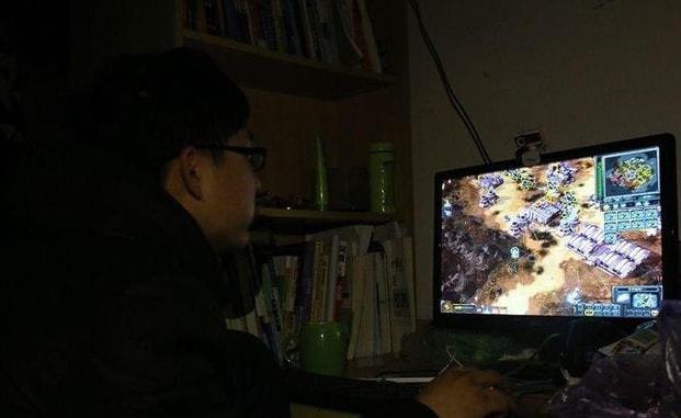 熬夜玩手机玩电脑游戏英文-熬夜玩手机，玩电脑游戏：快乐与代价