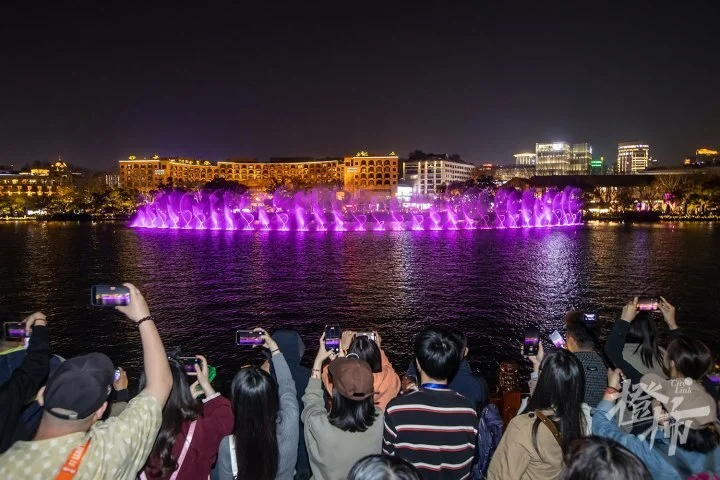 揭秘电锯人岸边：探索废弃码头背后的神秘之谜