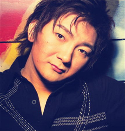 山下智博：照亮音乐之路的明星，散发温暖与力量的音乐创作者