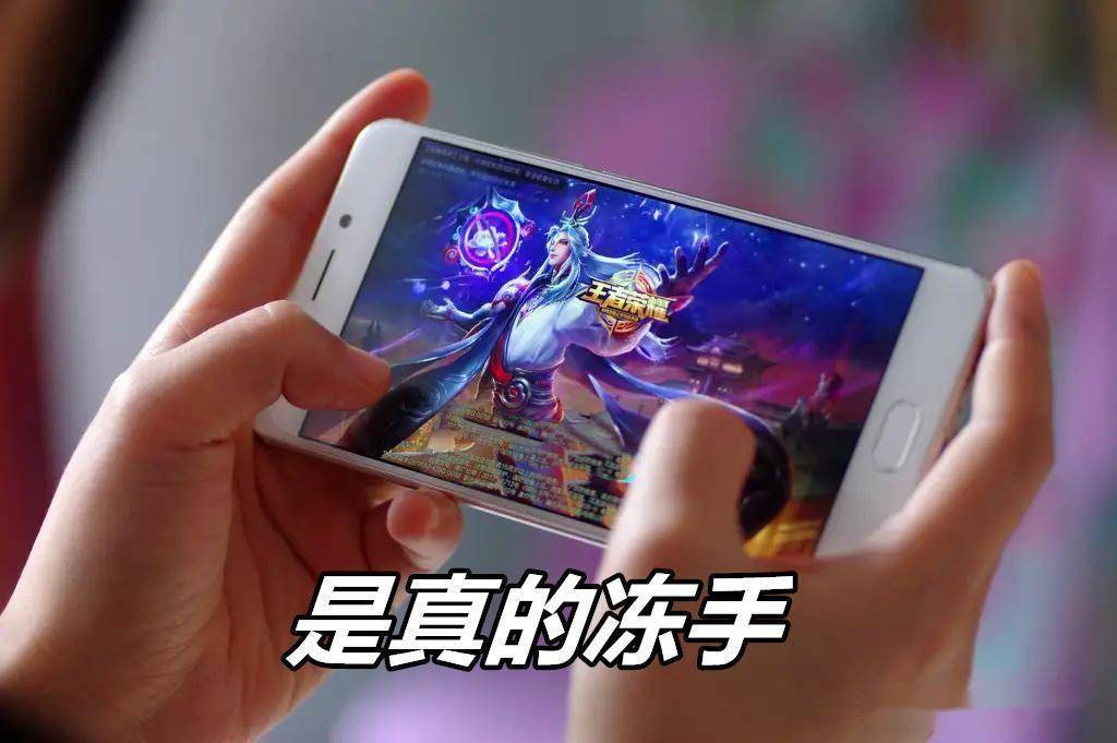 冬天打游戏手机温度-冬日游戏手机保暖攻略：告别手指僵硬，提升