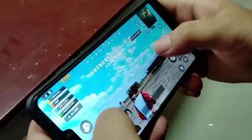 弟弟隐藏手机游戏-弟弟偷玩手机游戏，我该如何理解与支持？