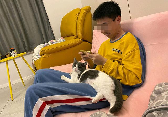 打游戏手机酸痛-游戏虽好玩，但过度沉迷会导致手酸、视力下降，