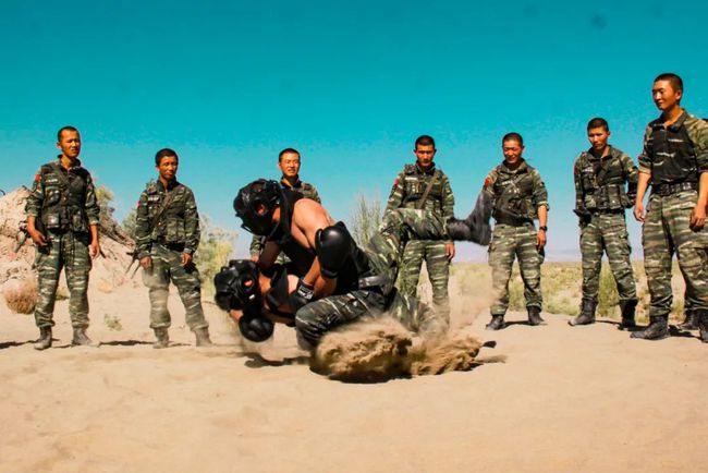 当兵第一天怎么玩手机游戏-当兵第一天：在军营中偷偷玩王者荣耀