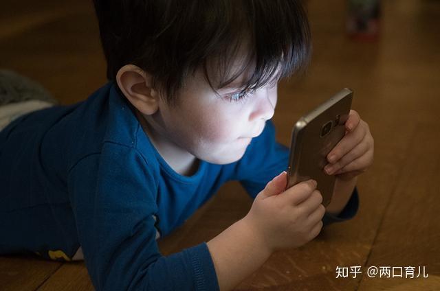 9岁男童玩手机游戏的危害_小孩玩手机危害事例_孩子玩手机游戏危害